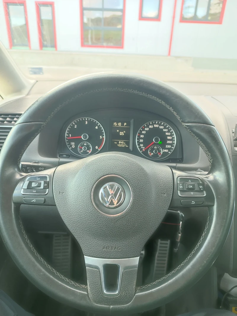 VW Touran 1.6 TDI 105 DSG Автопилот/Кожа/Мултиволан/Печка, снимка 9 - Автомобили и джипове - 53366729