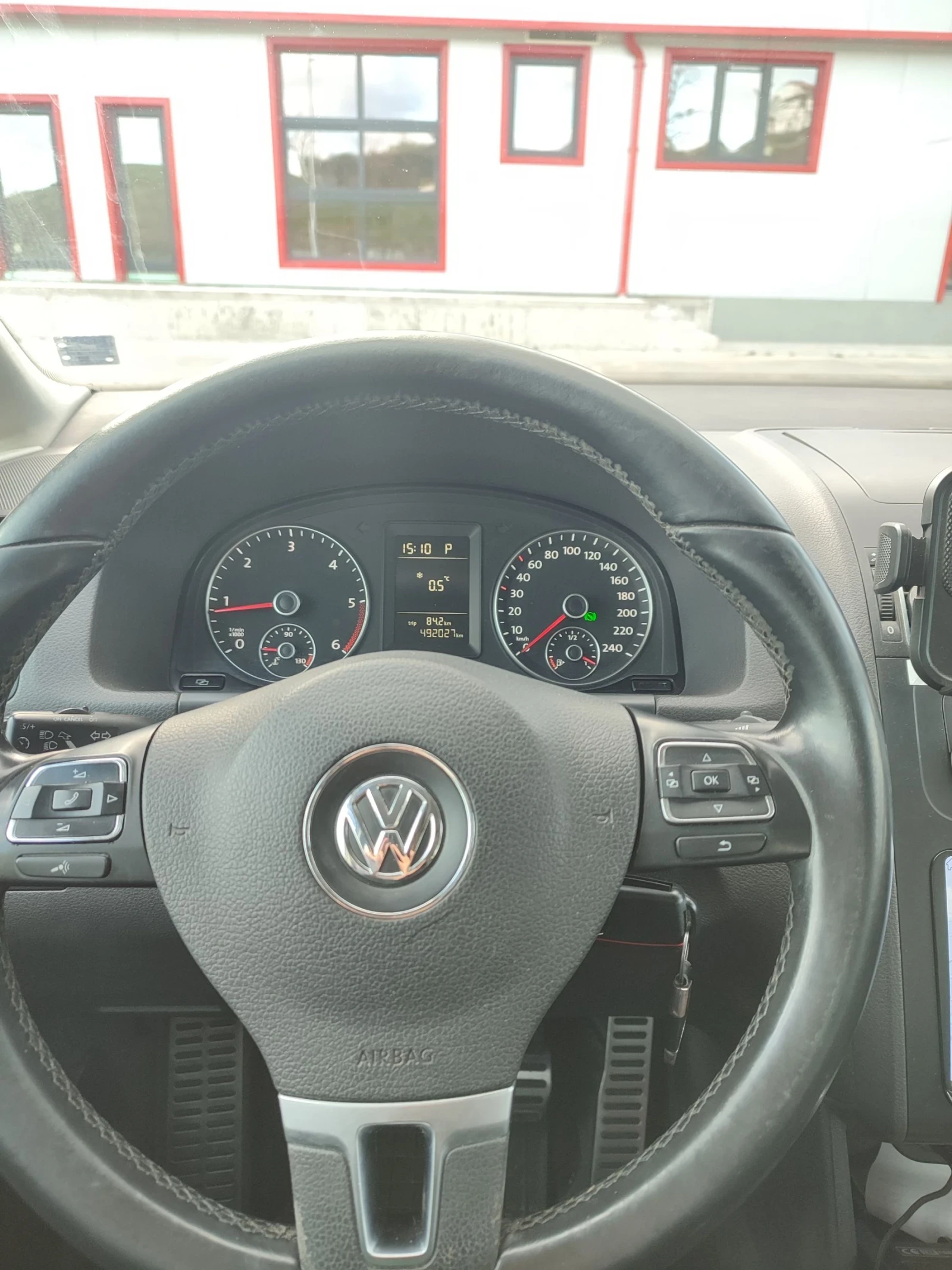 VW Touran 1.6 TDI DSG Автопилот/Кожа/Мултиволан/Печка - изображение 10