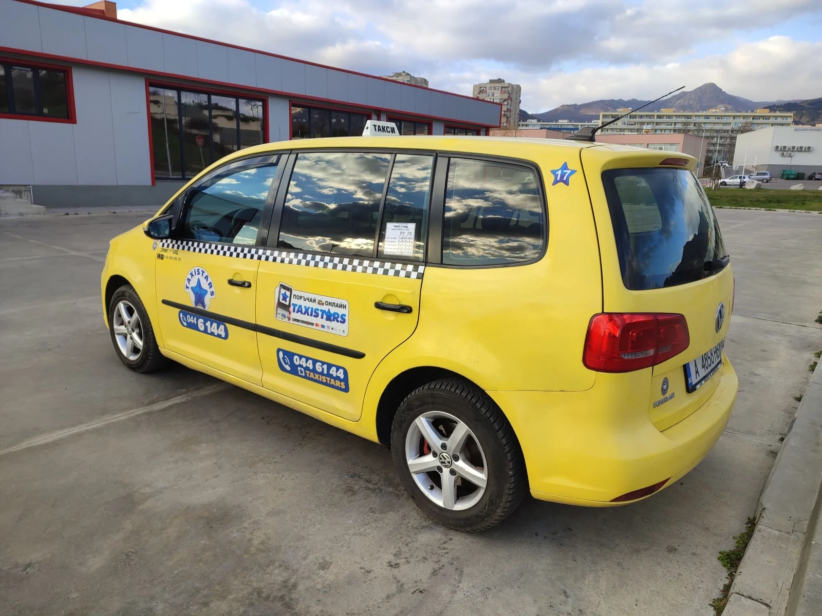 VW Touran 1.6 TDI DSG Автопилот/Кожа/Мултиволан/Печка - изображение 4