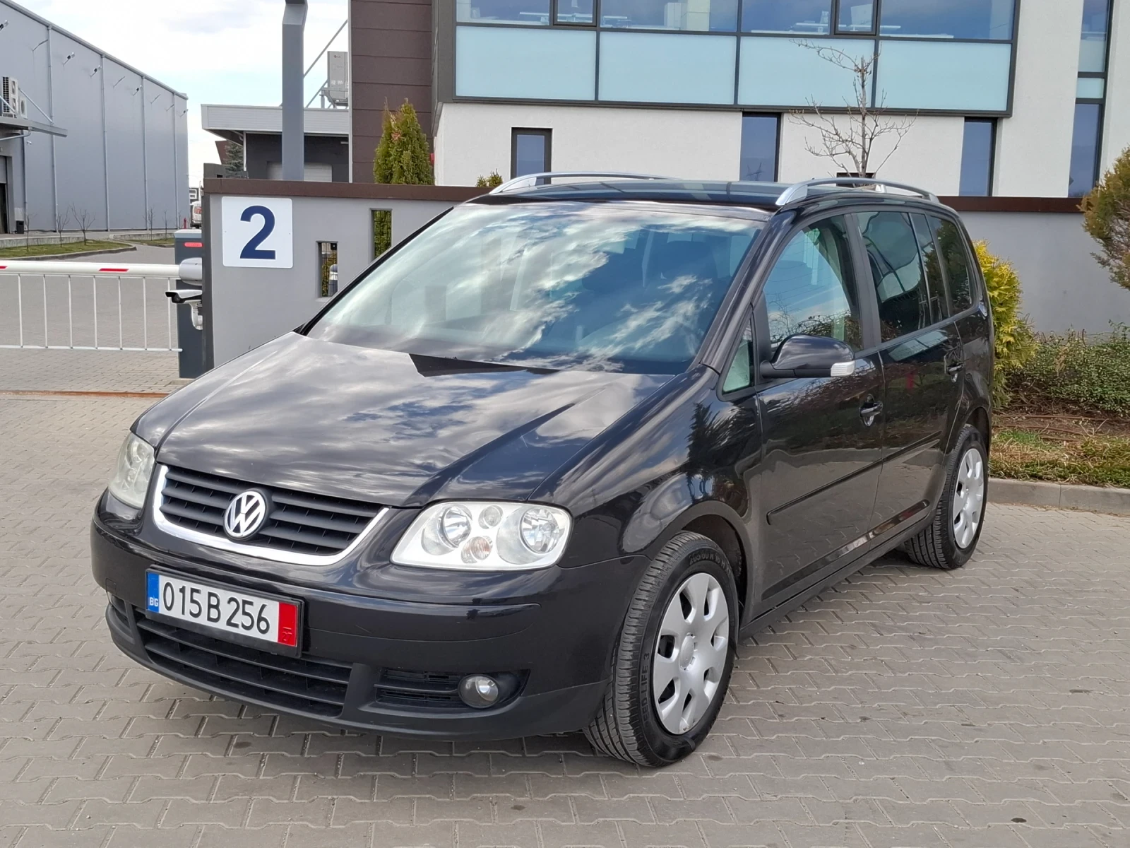 VW Touran 2.0TDI* (140кс)* 7-МЕСТА* * НОВ ВНОС* * , снимка 3 - Автомобили и джипове - 53986537