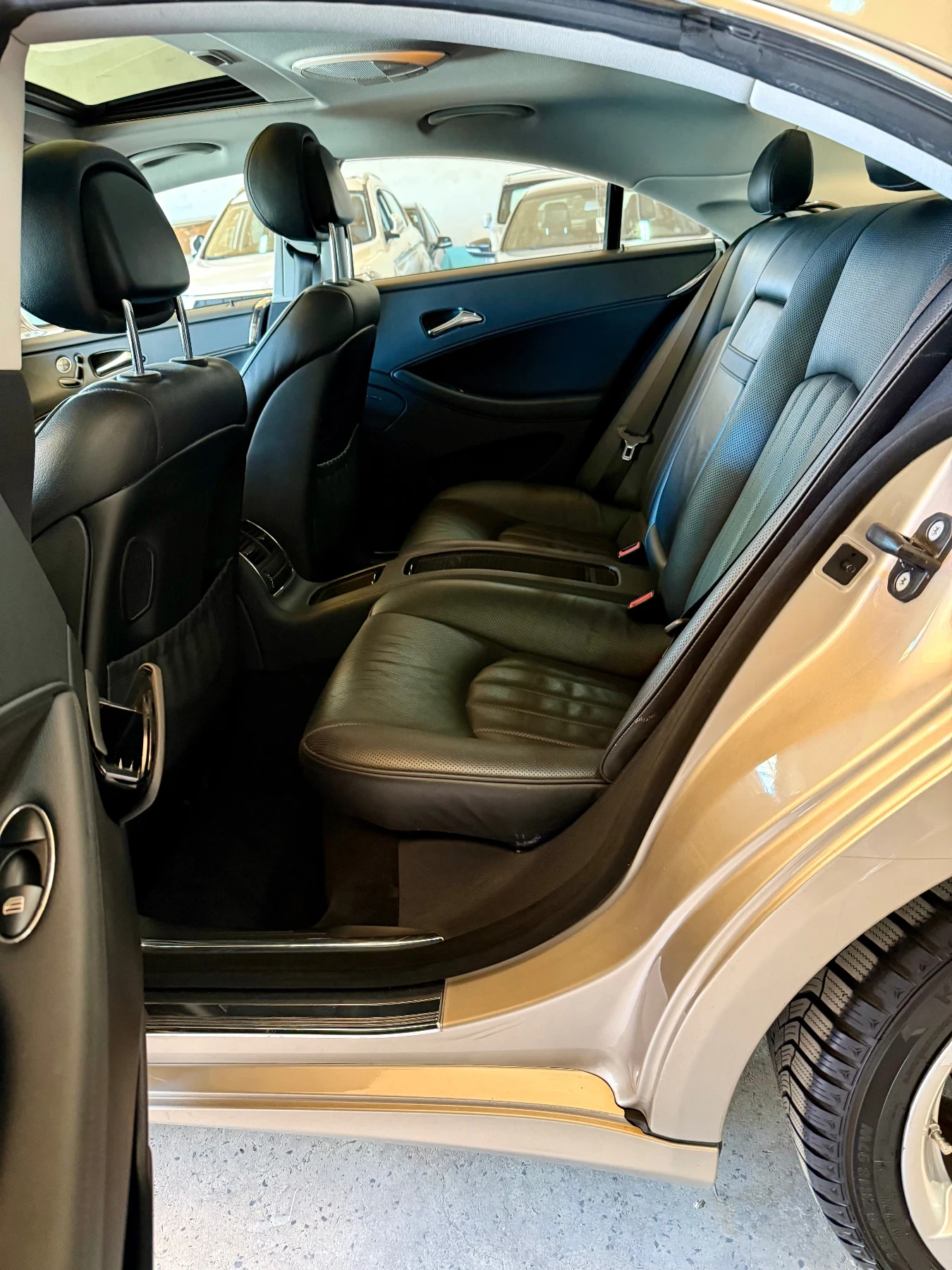 Mercedes-Benz CLS 350 * Всички екстри* Сервизна История* Поръчков, снимка 13 - Автомобили и джипове - 56010277