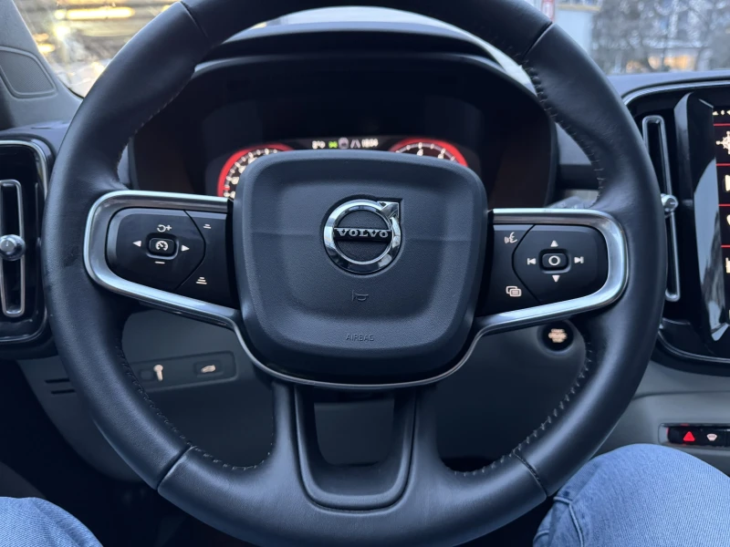 Volvo XC40 Momentum, снимка 16 - Автомобили и джипове - 49452837