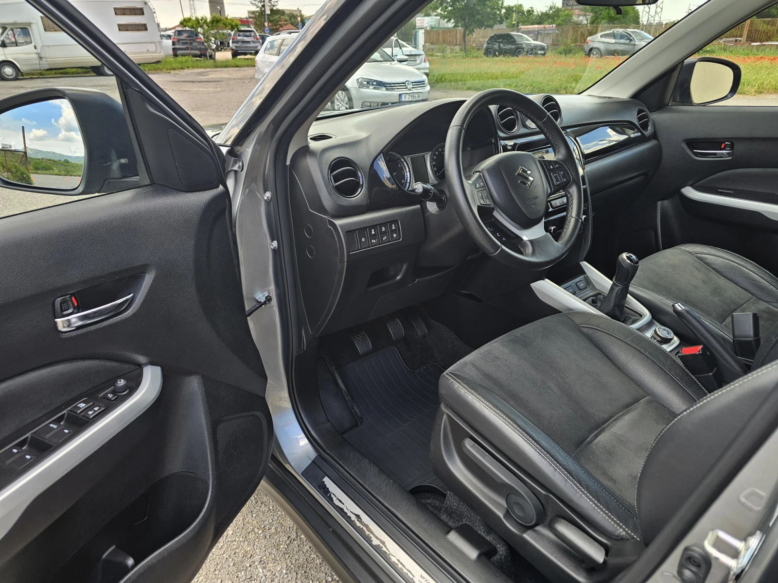 Suzuki Vitara 1.6i 4x4 AllGrip FULL OPTIONAL, снимка 9 - Автомобили и джипове - 54738744