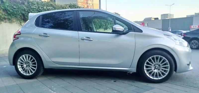 Peugeot 208, снимка 6 - Автомобили и джипове - 46877962