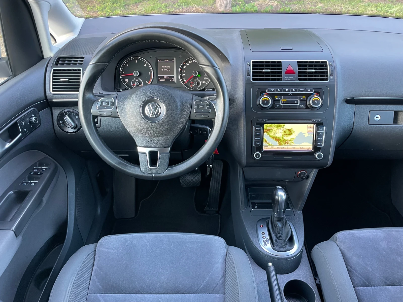 VW Touran 2.0TDI 140к.с. HIGHLINE FULL 7 МЕСТА - изображение 9
