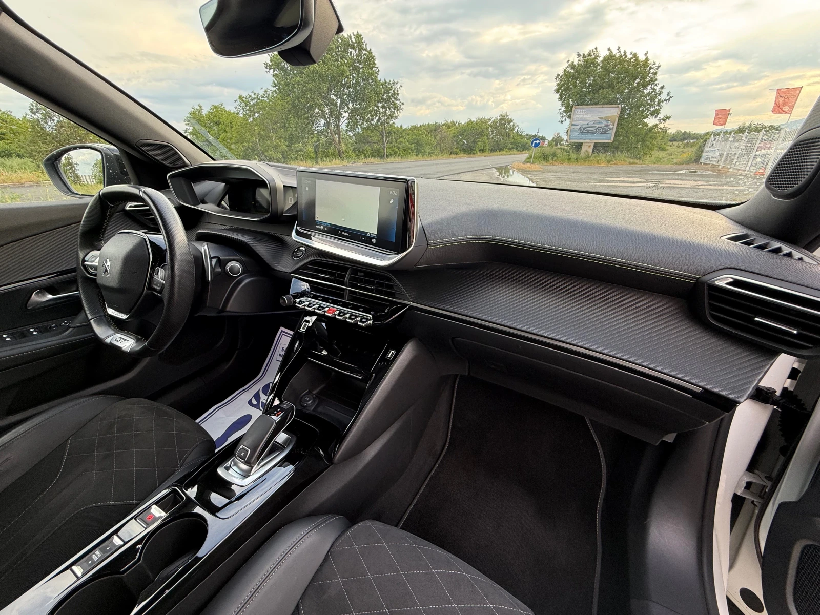 Peugeot 2008 GT-line AUT. DIGITAL FULL ШВЕЙЦАРИЯ, снимка 9 - Автомобили и джипове - 54637353