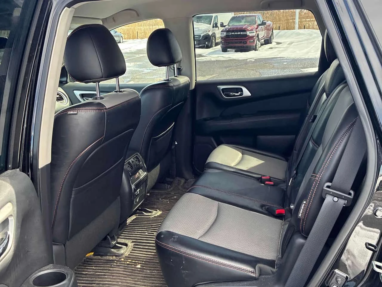 Nissan Pathfinder * SV Tech * PANO* KEYLES* ПоДГРЕВ* , снимка 11 - Автомобили и джипове - 54001683