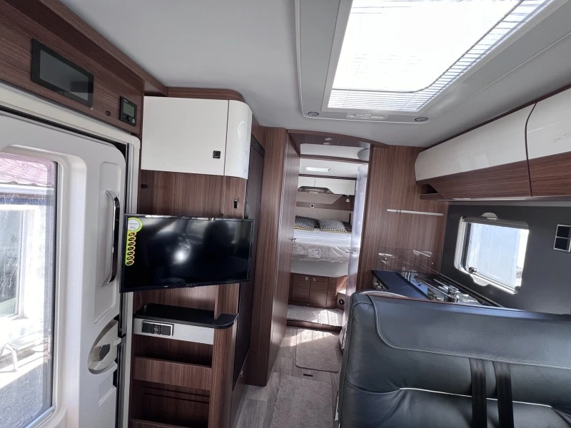 Кемпер HYMER / ERIBA ВMCI 690 Кралска спланя!3500 kg., снимка 11 - Каравани и кемпери - 43244779