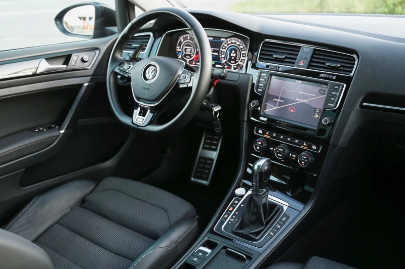 VW Golf 2.0tdi* R-line* 150кс* LED* Digital* Кожа* Подгрев, снимка 11 - Автомобили и джипове - 50916780