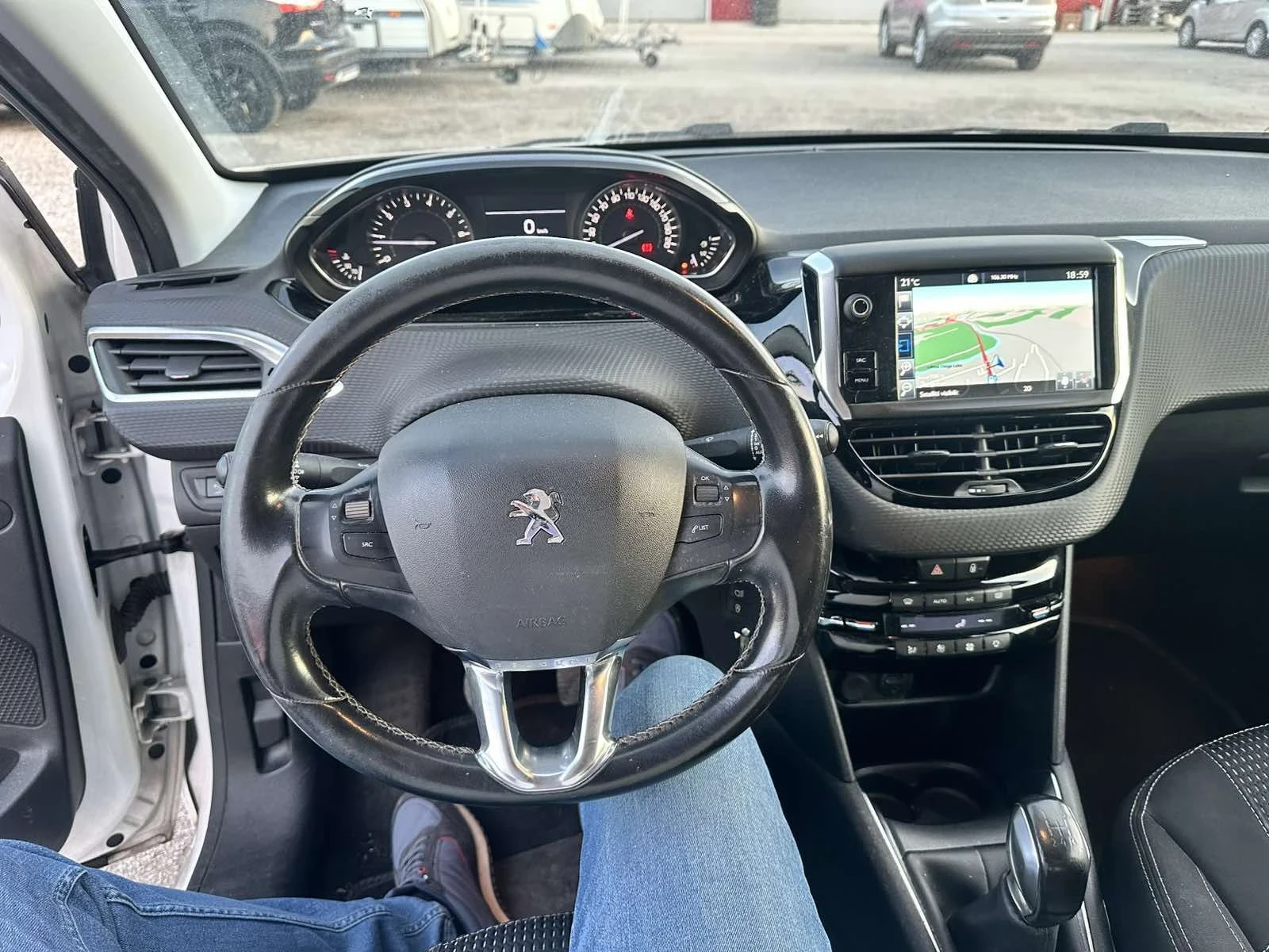 Peugeot 208 1.2, снимка 9 - Автомобили и джипове - 56591338