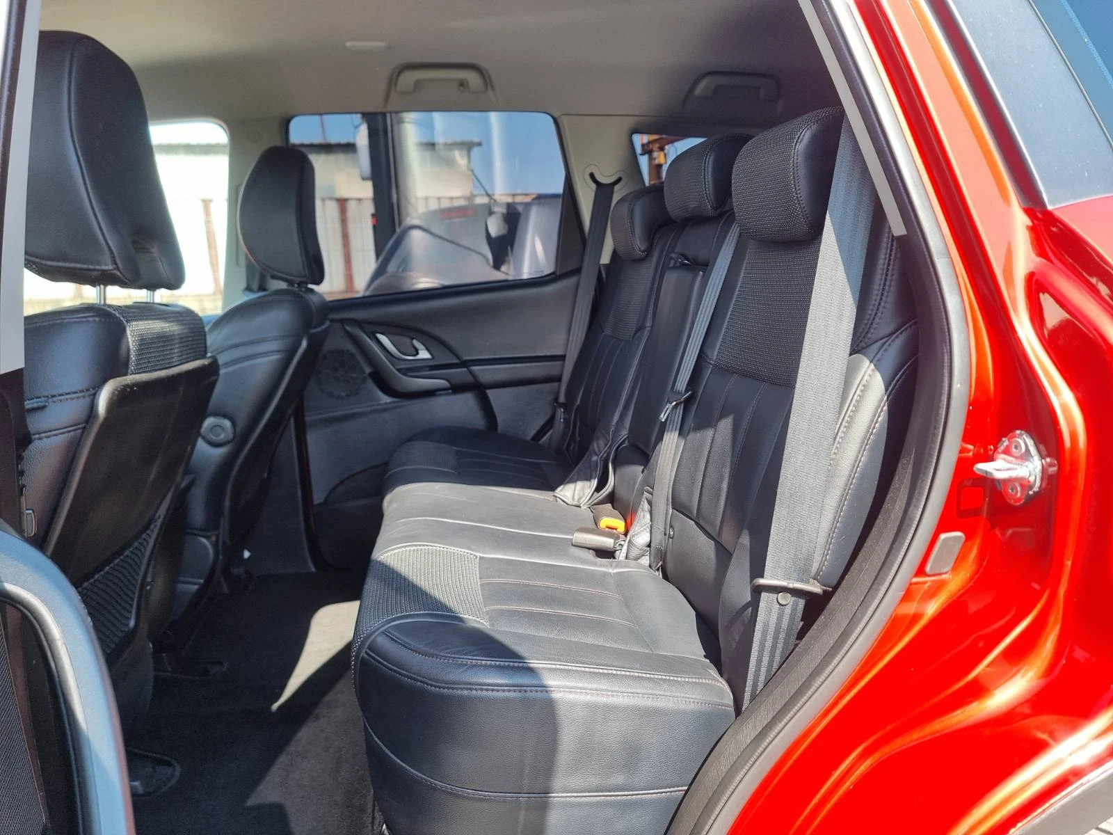 Mahindra XUV 500 2.2D W8 7-МЕСТЕН 4х4 КОЖА  - изображение 8