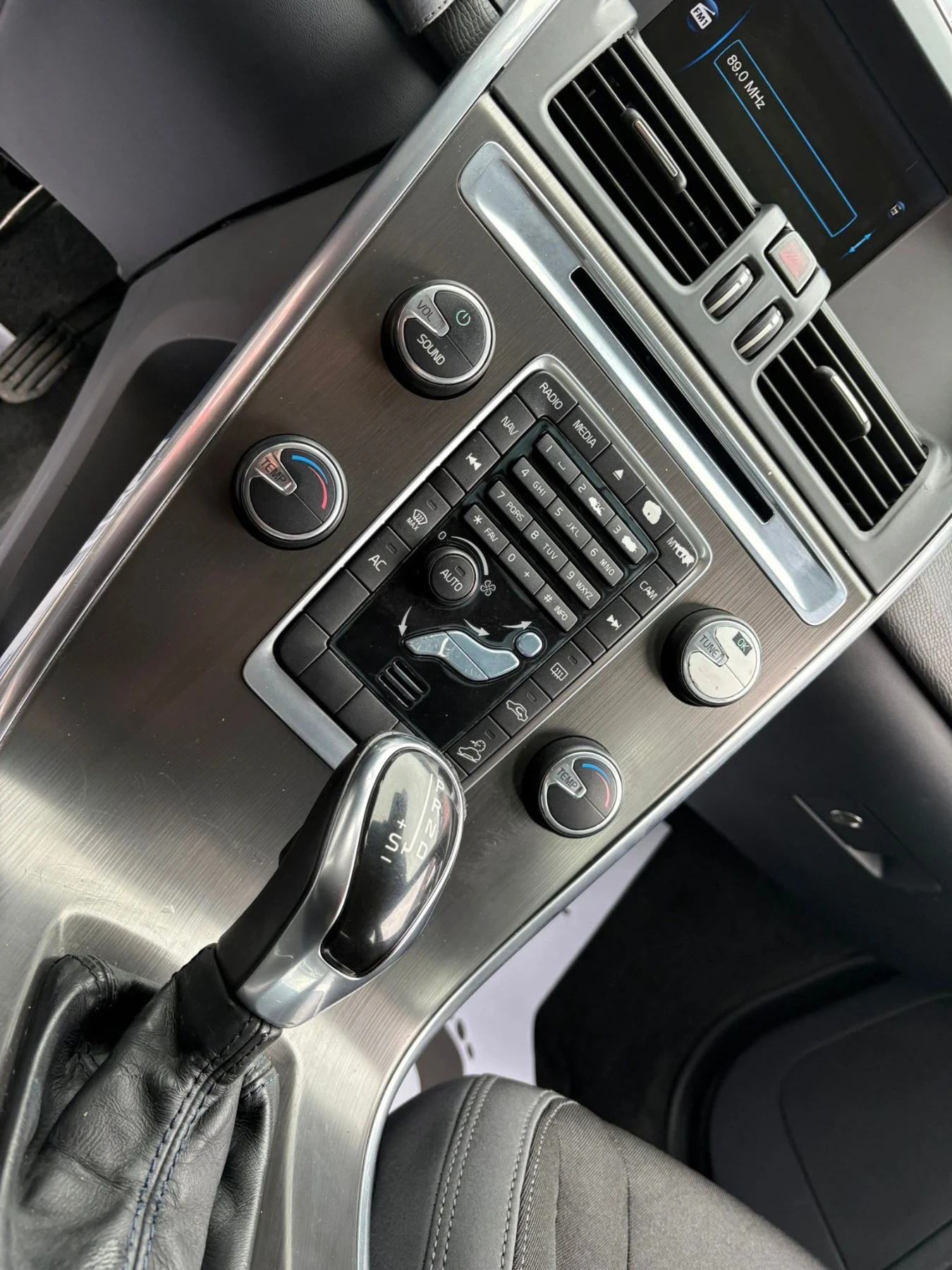 Volvo XC60 2.4d | Facelift | ЛИЗИНГ | БАРТЕР, снимка 13 - Автомобили и джипове - 55781547