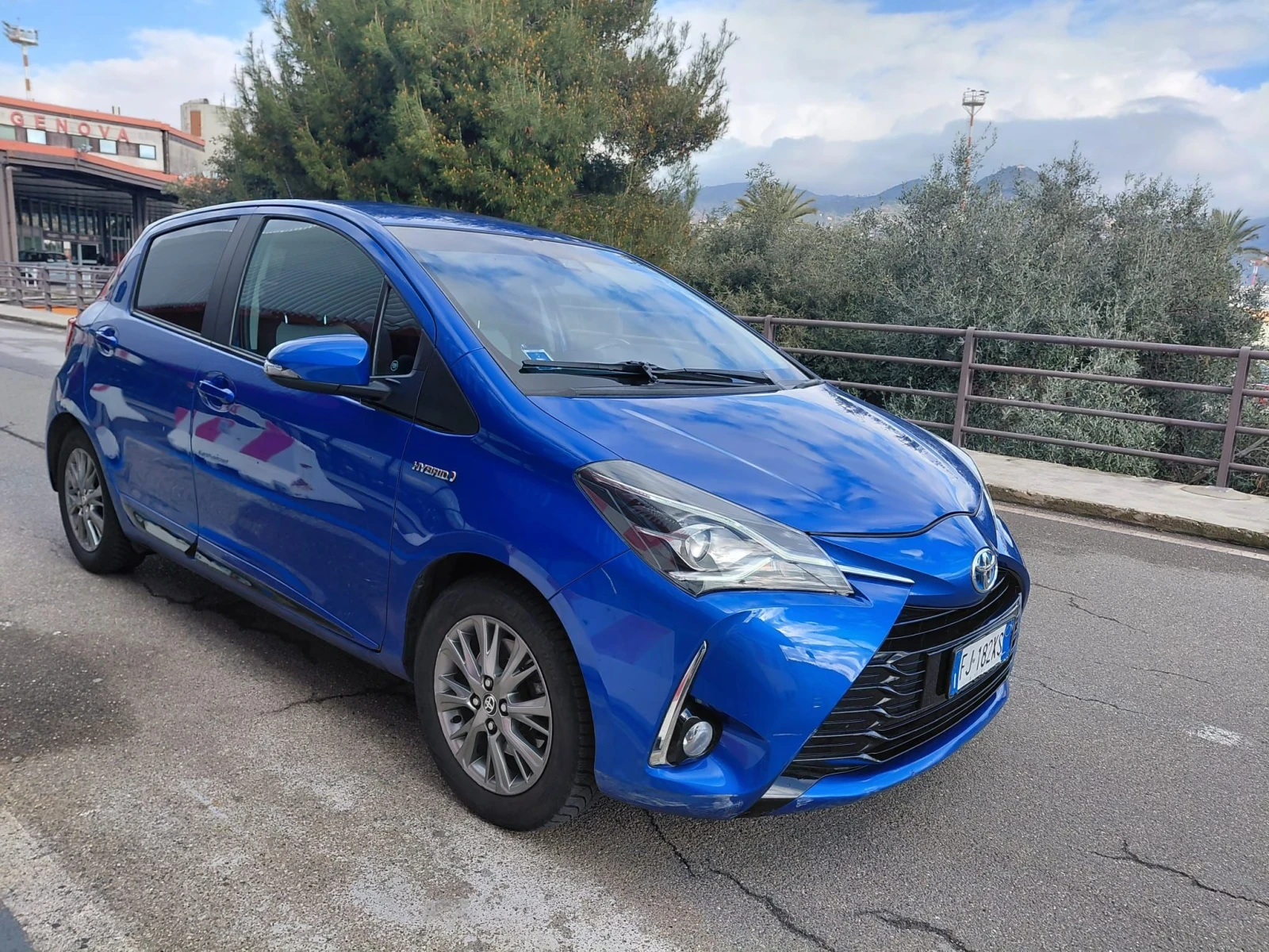 Toyota Yaris Hibrid , снимка 10 - Автомобили и джипове - 55511300