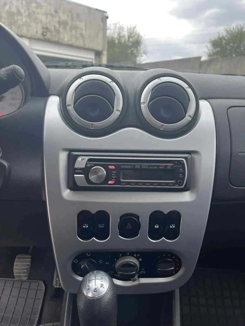 Dacia Sandero 1.6, снимка 7 - Автомобили и джипове - 53383935
