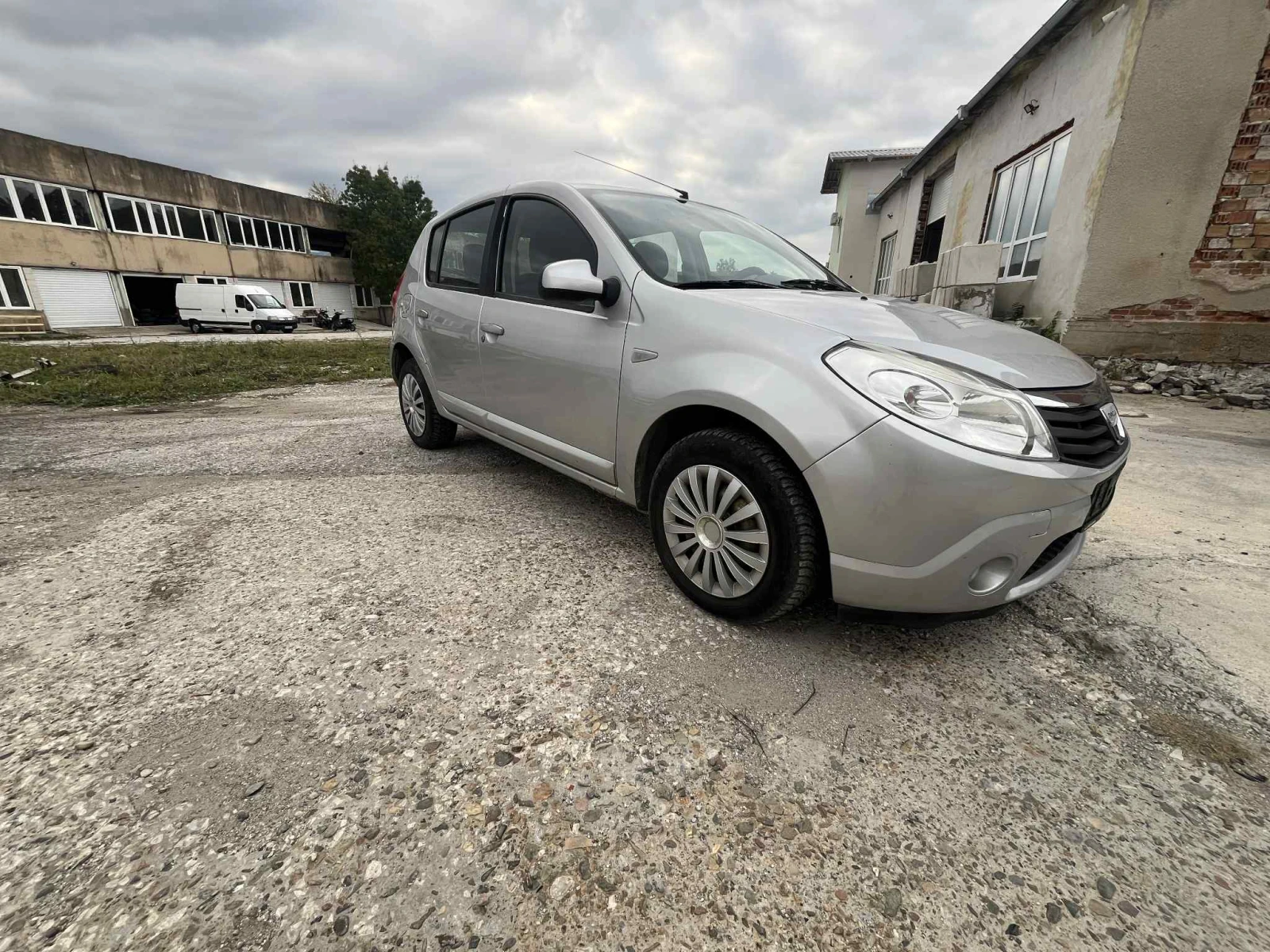 Dacia Sandero 1.6 - изображение 2