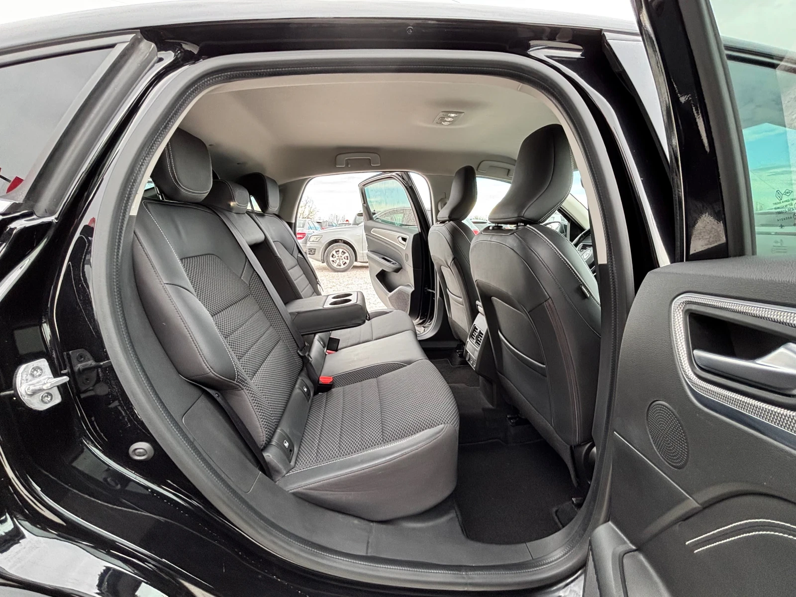 Renault Arkana 1.6 E-TECH/HYBRID/LED/TOP, снимка 11 - Автомобили и джипове - 54084314