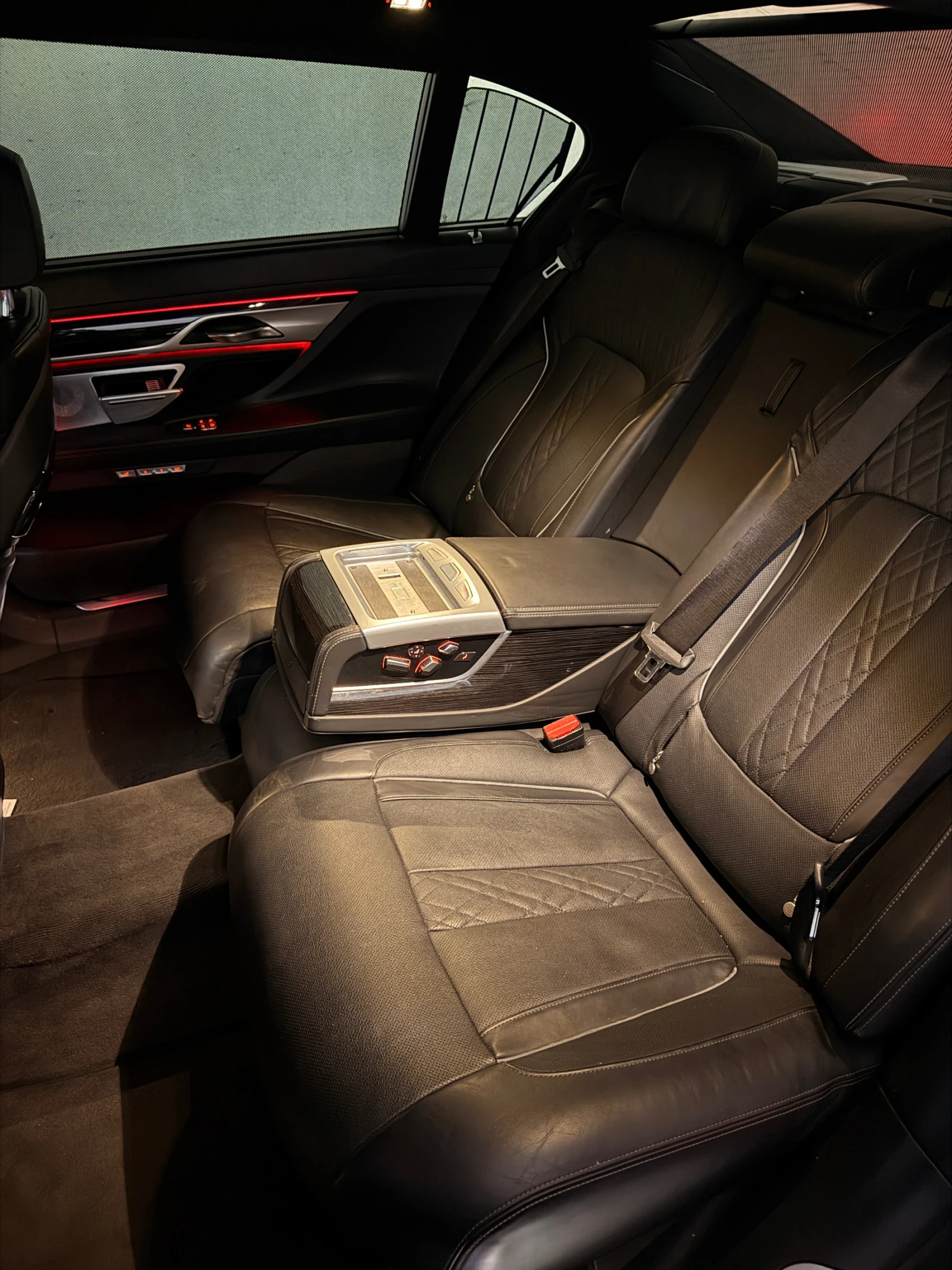 BMW 750 Li Всички Екстри, снимка 8 - Автомобили и джипове - 55575031