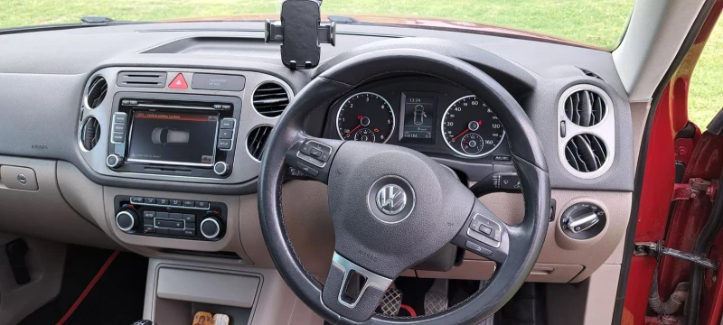 VW Tiguan, снимка 4 - Автомобили и джипове - 52999688