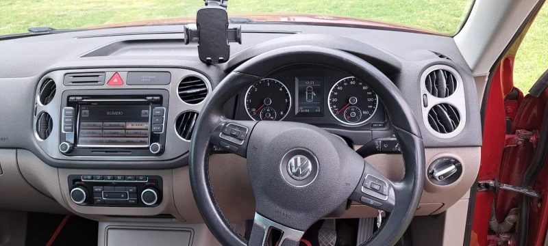 VW Tiguan, снимка 11 - Автомобили и джипове - 52999688