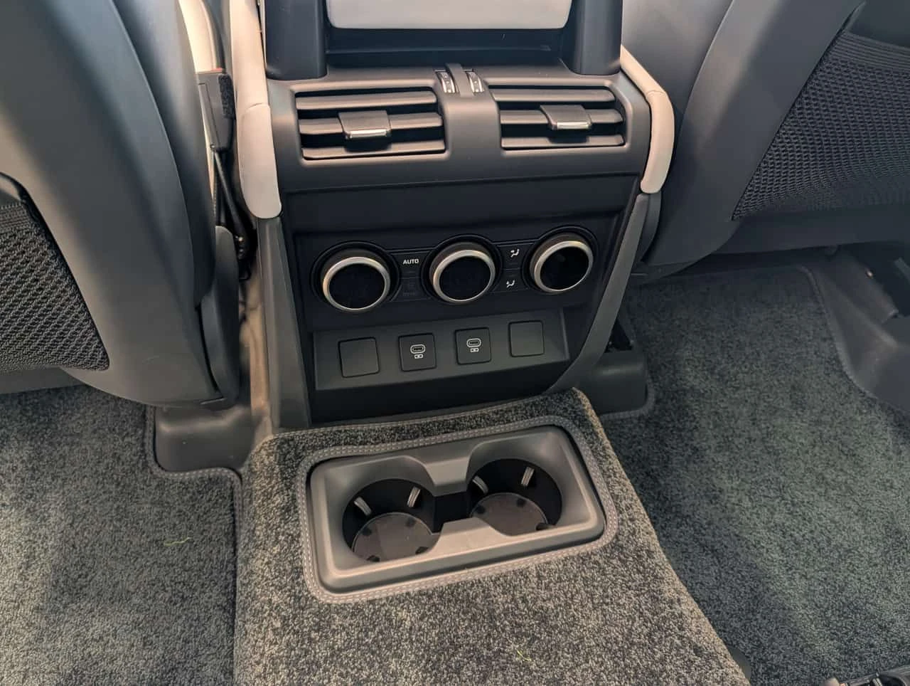 Land Rover Defender * V8 * 2 КЛЮЧА* ПОДГРЕВ* KEYLESS* , снимка 12 - Автомобили и джипове - 53742364