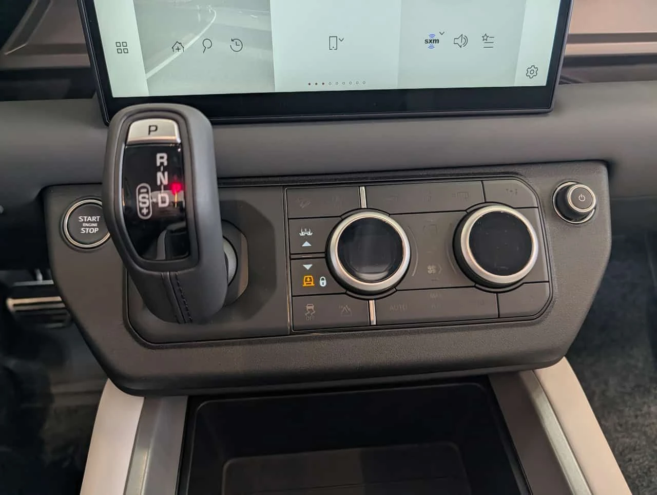 Land Rover Defender * V8 * 2 КЛЮЧА* ПОДГРЕВ* KEYLESS* , снимка 14 - Автомобили и джипове - 53742364