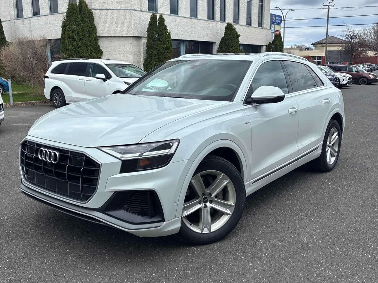 Audi Q8 * Progressiv * ДИСТРОНИК * 360 * ОБДУХВАНЕ * DIGIT, снимка 16 - Автомобили и джипове - 54711029