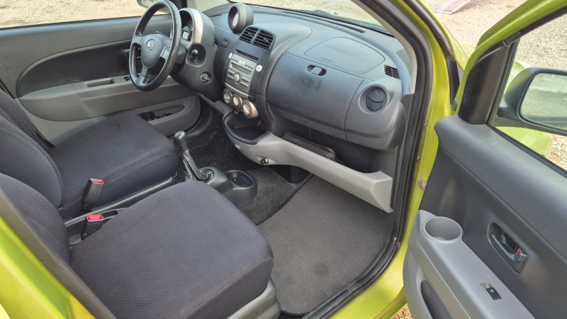 Daihatsu Sirion 1.3i 4x4 ШВЕЙЦАРИЯ , снимка 10 - Автомобили и джипове - 48884535