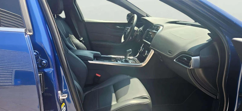 Jaguar XE 2.0, снимка 8 - Автомобили и джипове - 52078528
