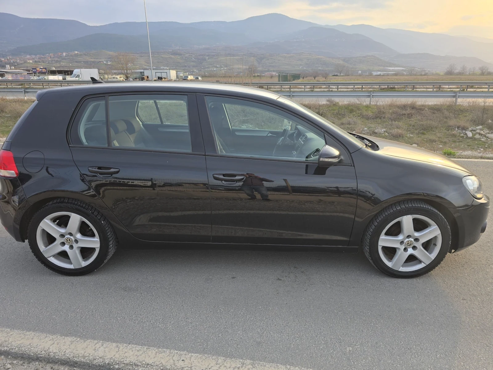 VW Golf 1.6TDi, снимка 4 - Автомобили и джипове - 54043696