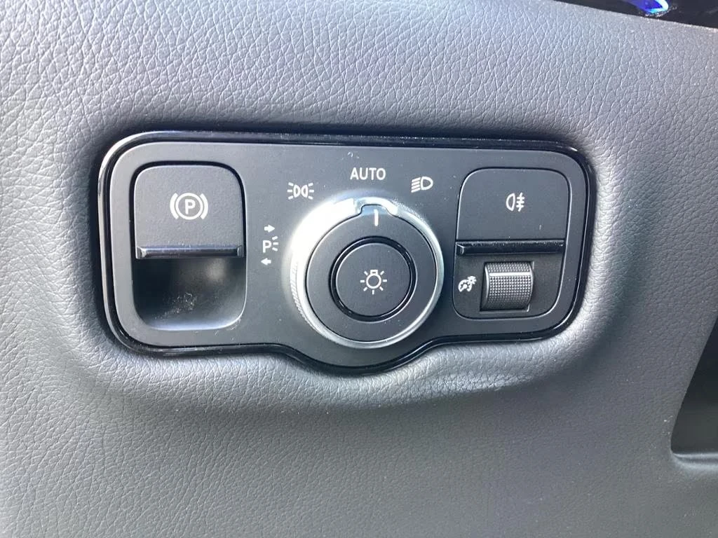Mercedes-Benz V 300 d / AMG / AVANTGARDE / 360 / 6 МЕСТЕН / , снимка 10 - Автомобили и джипове - 55824300