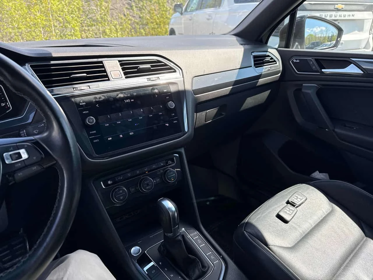 VW Tiguan | Highline | ПОДГРЕВ | ПАНОРАМА | FENDER | , снимка 9 - Автомобили и джипове - 54652895