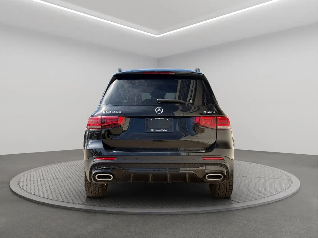 Mercedes-Benz GLB 250 4MATIC* AMG* BURMESTER* DISTRONIC* 360 CAM* ПАНО, снимка 4 - Автомобили и джипове - 54725455