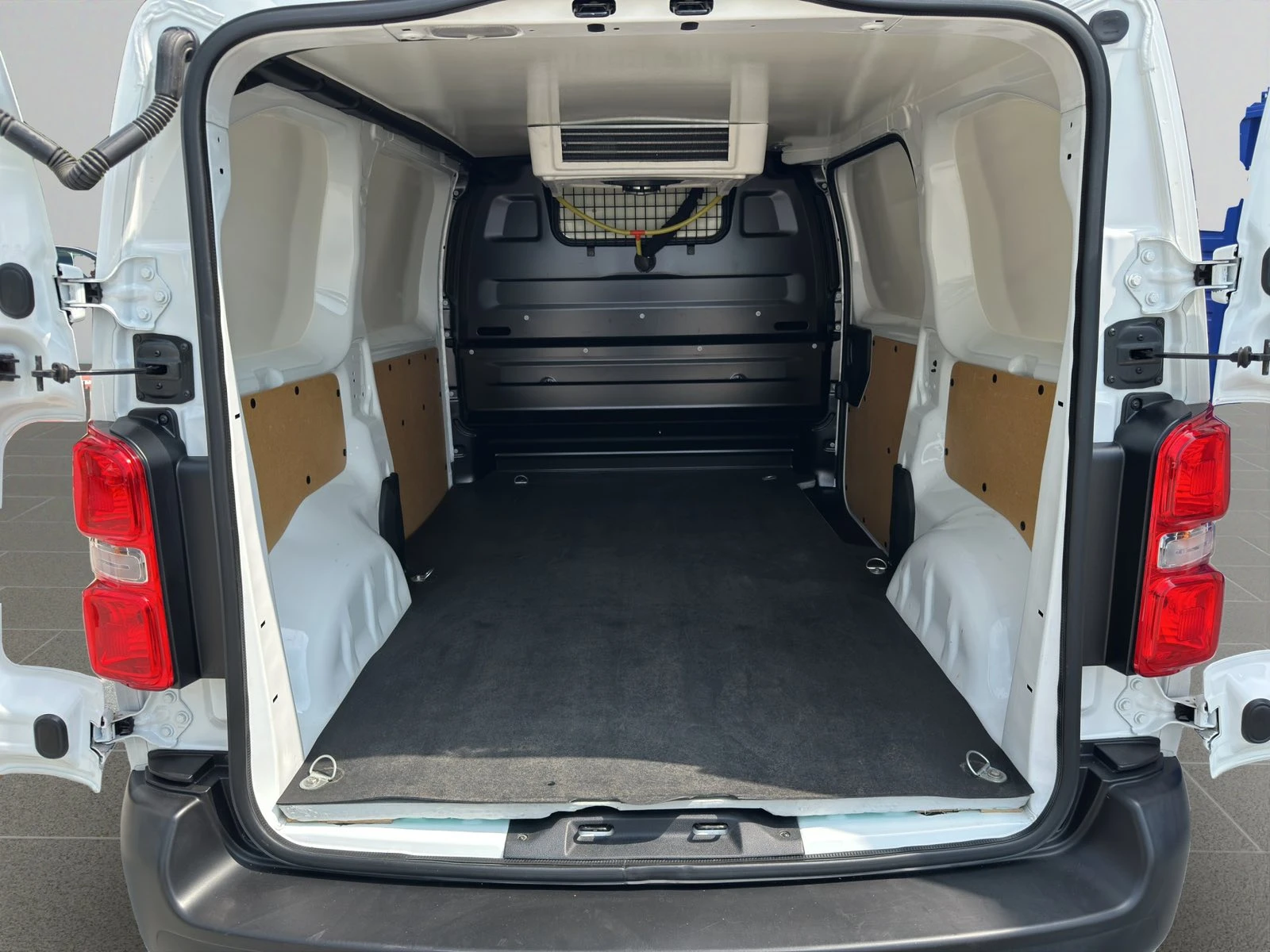Peugeot Expert PREMIUM Standard 2.0 BlueHDi 120 S&S BVM6 E6 - изображение 9