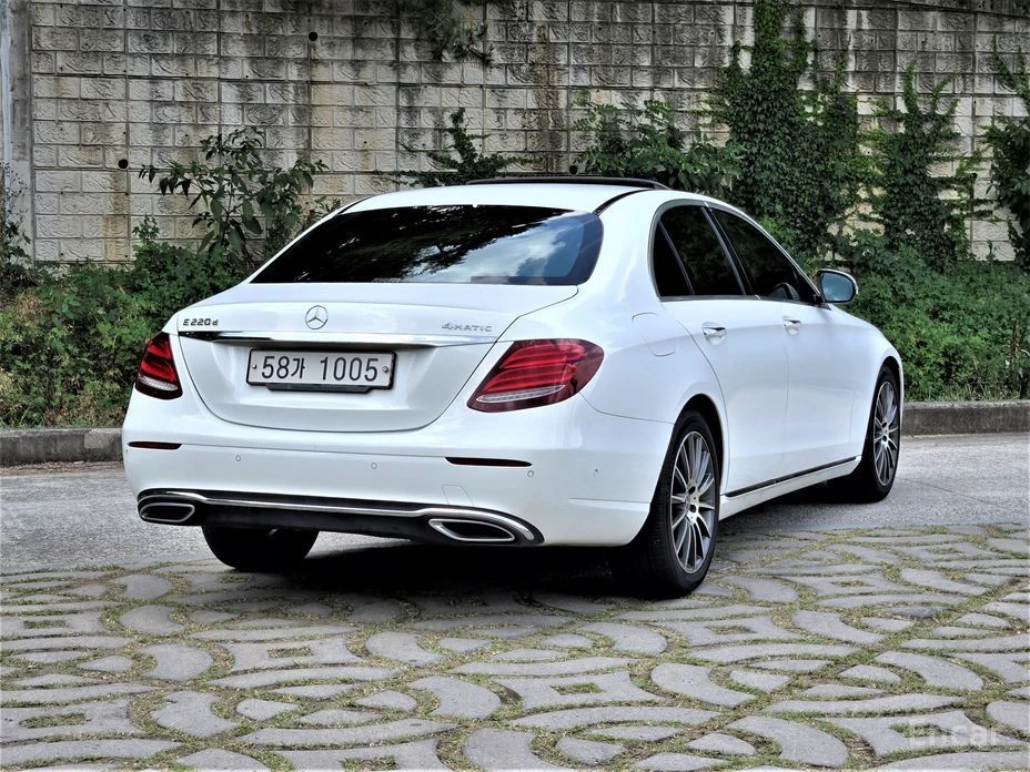 Mercedes-Benz E 220, снимка 3 - Автомобили и джипове - 55184358