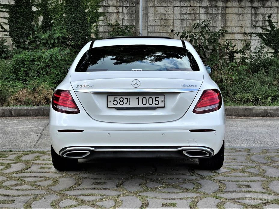 Mercedes-Benz E 220, снимка 5 - Автомобили и джипове - 55184358