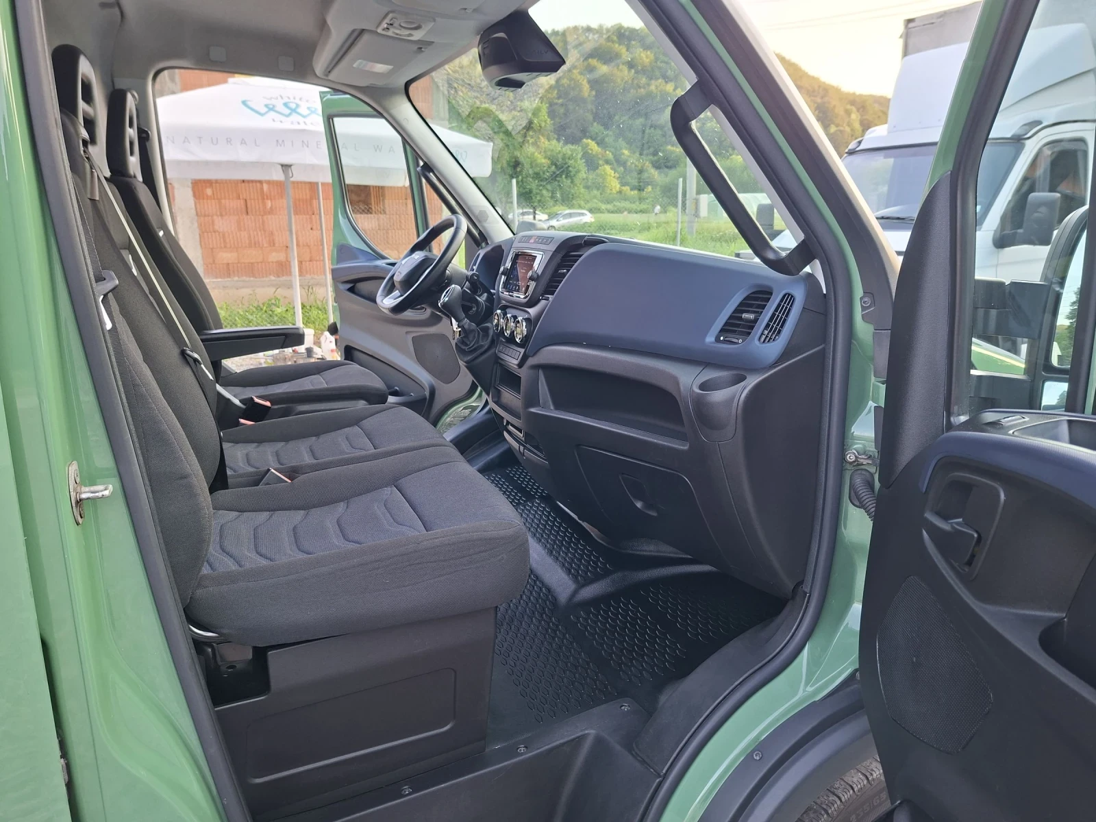 Iveco Daily 3.0* HI-MATIC* MAXI* LED* NAVI* A/C* , снимка 10 - Бусове и автобуси - 55105663
