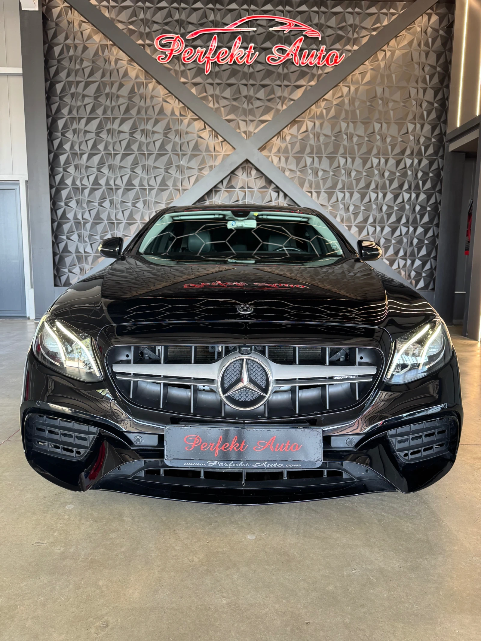 Mercedes-Benz E 220 d * AMG * ПАНОРАМА * LED - изображение 2
