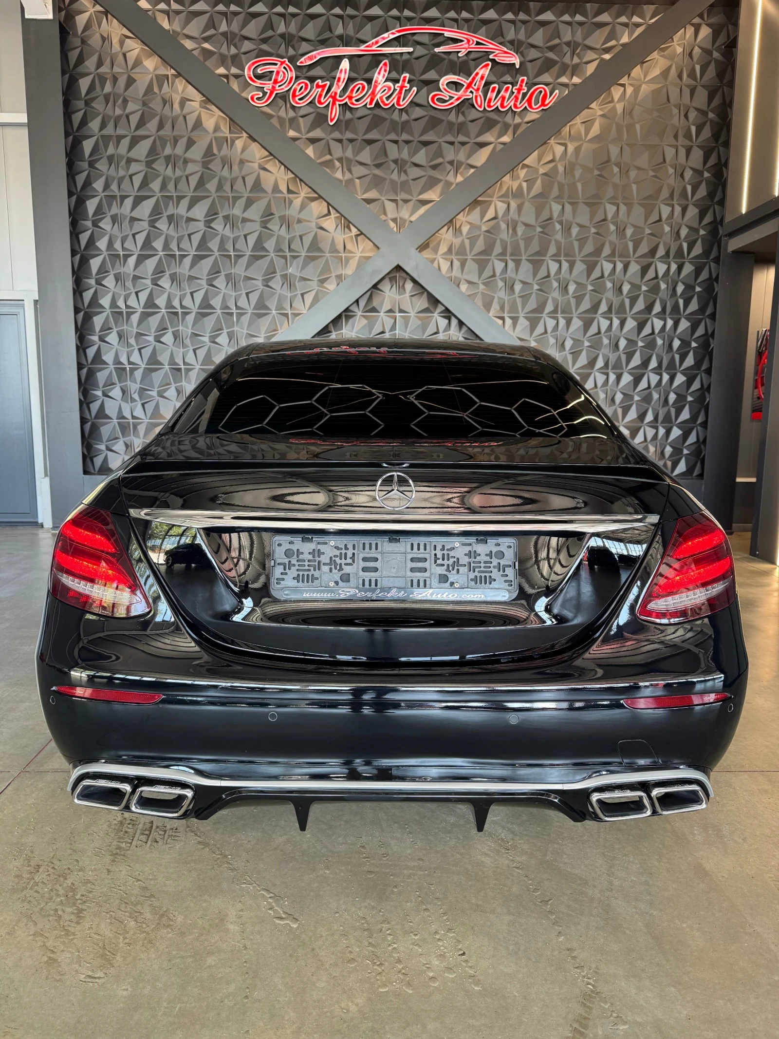 Mercedes-Benz E 220 d * AMG * ПАНОРАМА * LED - изображение 4