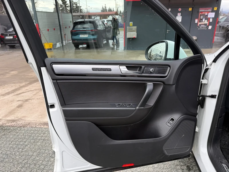 VW Touareg 3.0 TDI , снимка 10 - Автомобили и джипове - 53467834