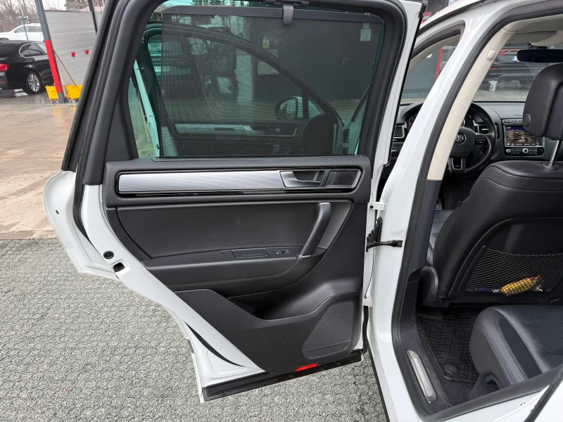 VW Touareg 3.0 TDI , снимка 9 - Автомобили и джипове - 53467834