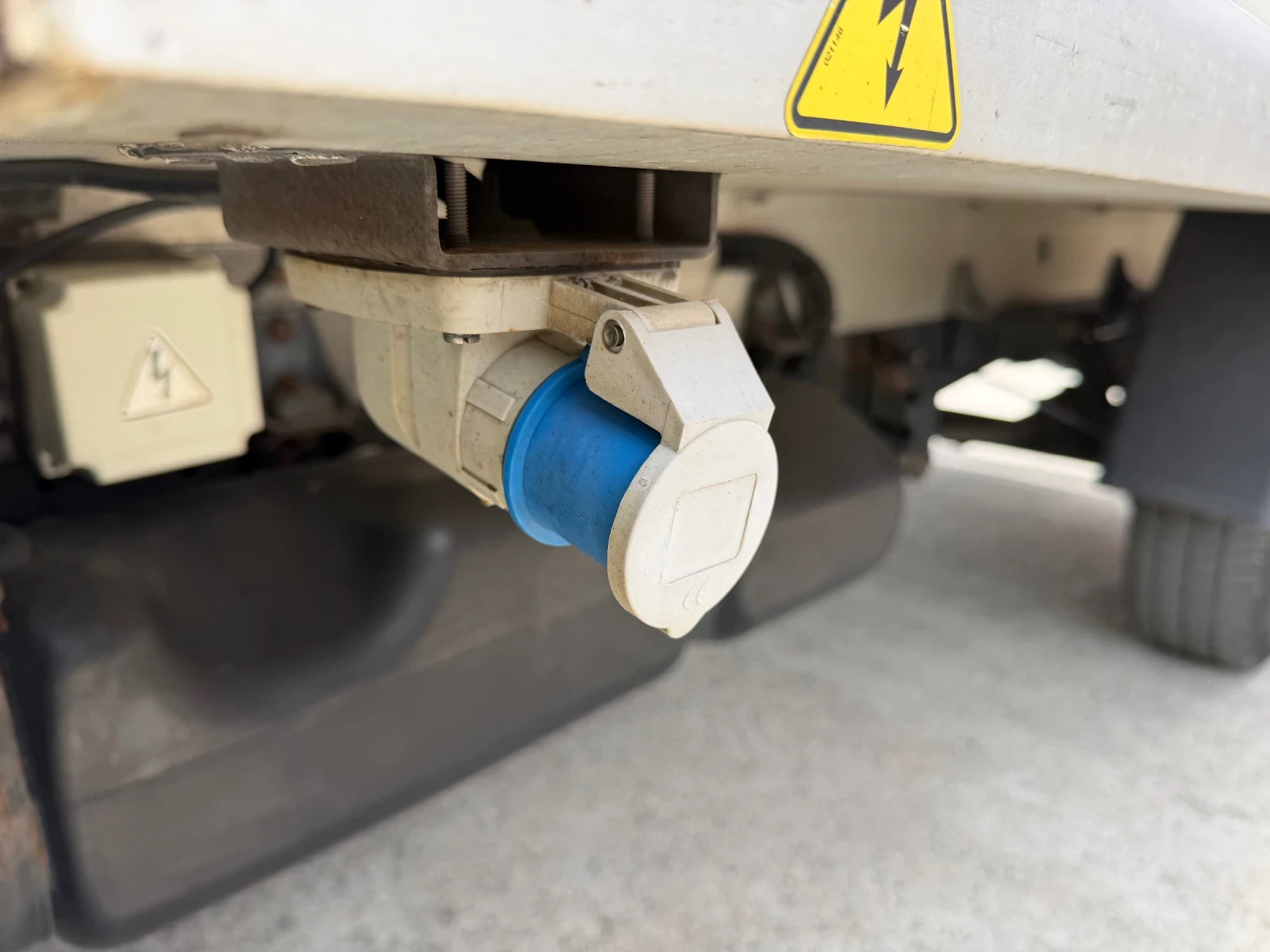 Iveco Daily 35-160* Euro6* Климатик* Хладилен+ Ток, снимка 9 - Бусове и автобуси - 54123052