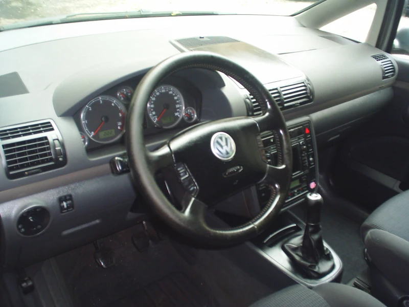VW Sharan 1.9 TDI-4-Motion, снимка 9 - Автомобили и джипове - 52736092