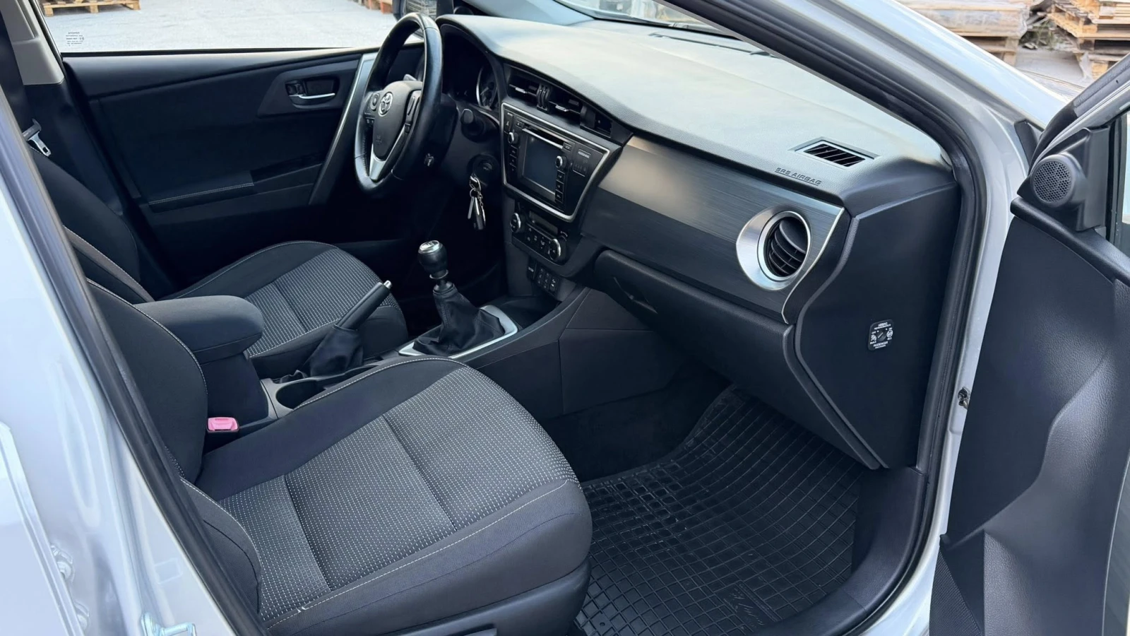 Toyota Auris 1.6 БЕНЗИН  71000kм, снимка 11 - Автомобили и джипове - 54803600