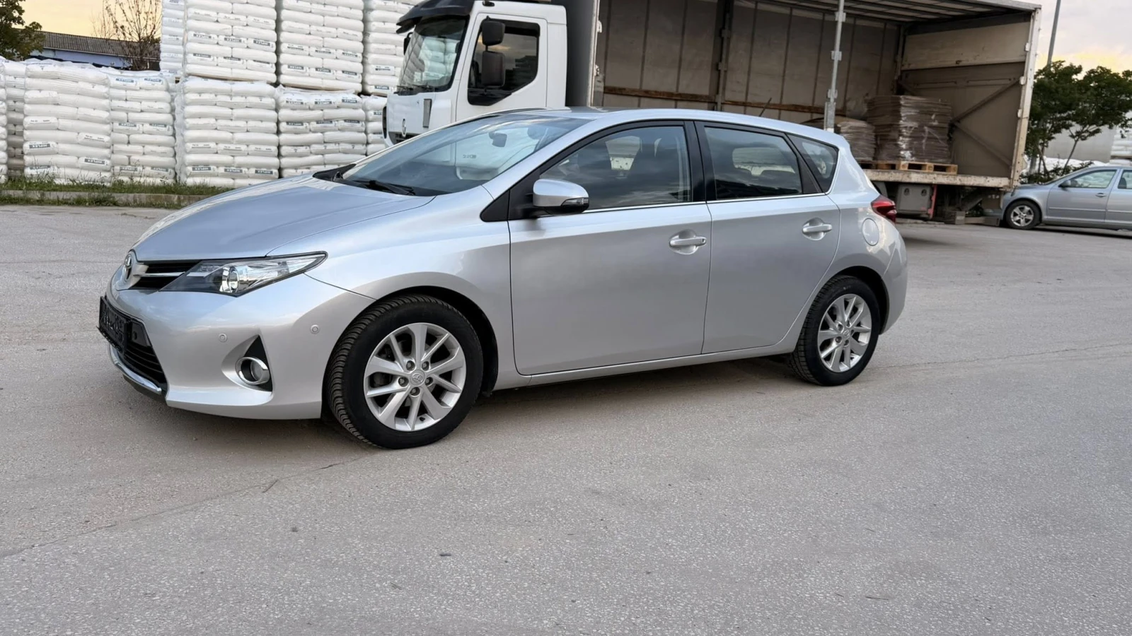Toyota Auris 1.6 БЕНЗИН  71000kм, снимка 4 - Автомобили и джипове - 54803600