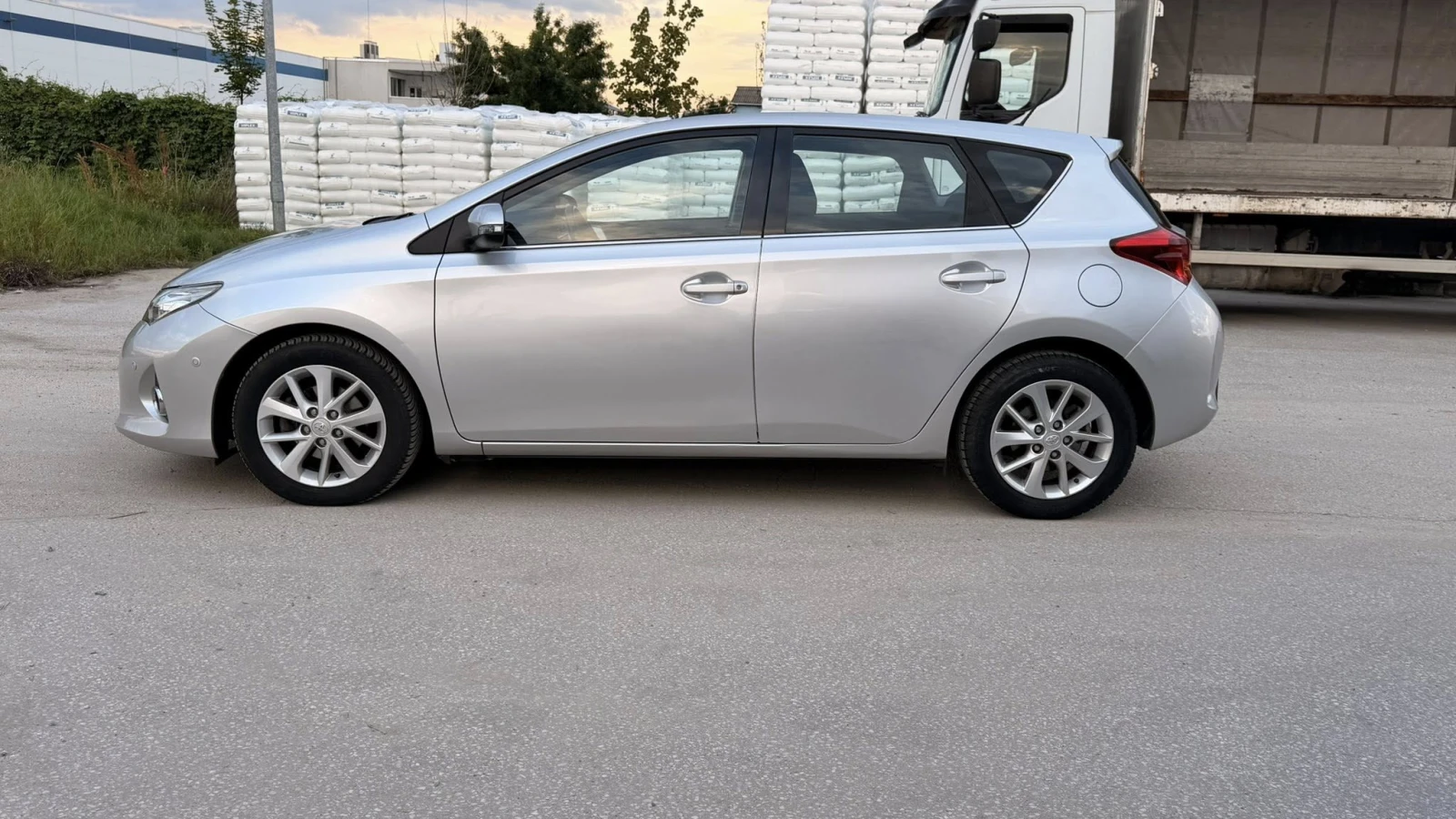 Toyota Auris 1.6 БЕНЗИН  71000kм, снимка 9 - Автомобили и джипове - 54803600