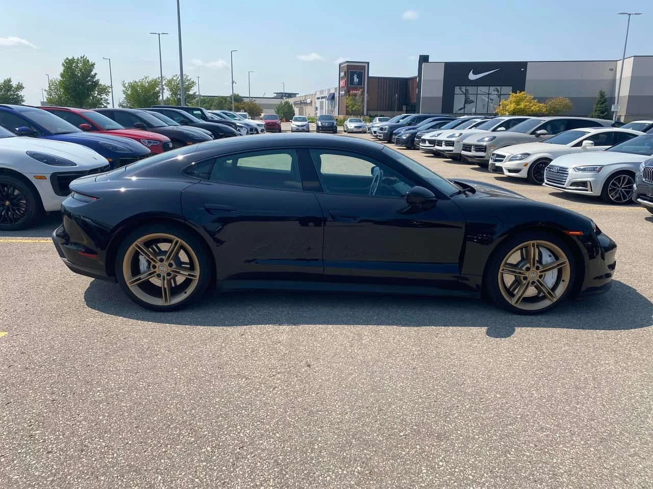 Porsche Taycan * 4S * ГЛАВНО ПРЕДСТАВИТЕЛСТВО НА PORSCHE* , снимка 4 - Автомобили и джипове - 55461088