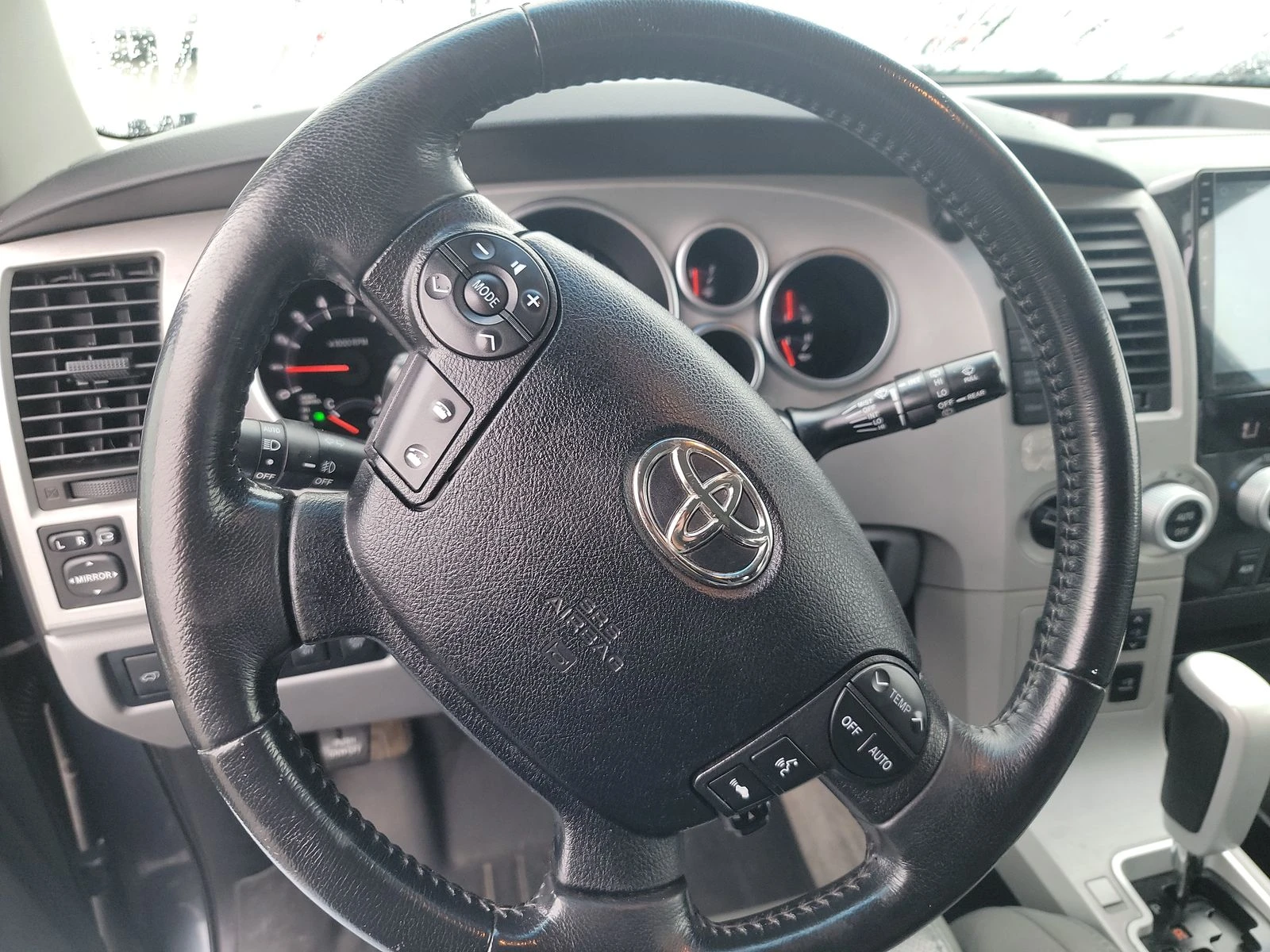 Toyota Sequoia PLATINUM* 5.7* V8* ПОДГРЕВ* КАМЕРА* КЕЙЛЕС - изображение 8