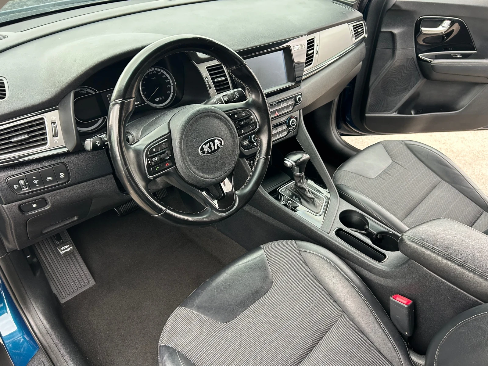 Kia Niro 1.6 Хибрид/Камера/Keyless, снимка 12 - Автомобили и джипове - 56334558