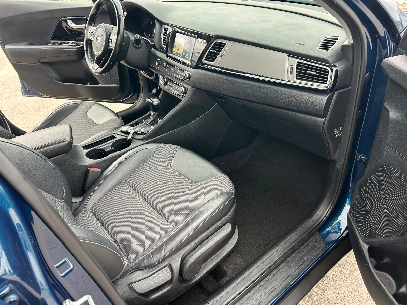 Kia Niro 1.6 Хибрид/Камера/Keyless, снимка 14 - Автомобили и джипове - 56334558