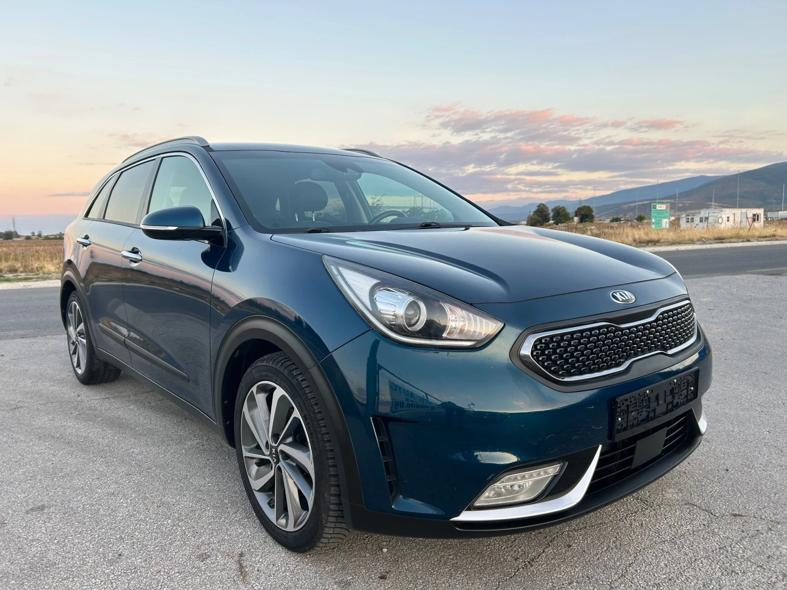 Kia Niro 1.6 Хибрид/Камера/Keyless, снимка 2 - Автомобили и джипове - 56334558